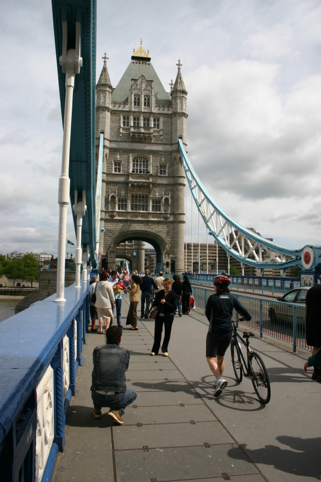 2006-05-28-London-15-bike-tour-Bridge-Suzi.JPG