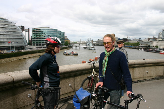 2006/05(May)/London/Day4/640x480_2006-05-28-London-16-bike-tour-Bridge-Suzi-Matthew.JPG