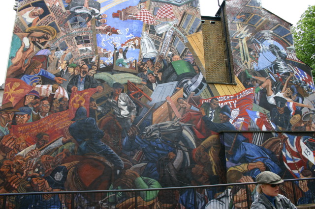 2006/05(May)/London/Day4/640x480_2006-05-28-London-23-bike-tour-Mosley-art.JPG
