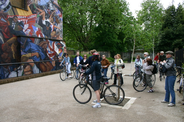 2006/05(May)/London/Day4/640x480_2006-05-28-London-25-bike-tour-Mosley-art.JPG