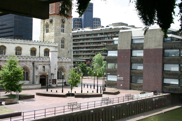 2006/05(May)/London/Day4/640x480_2006-05-28-London-39-bike-tour-old-church.JPG