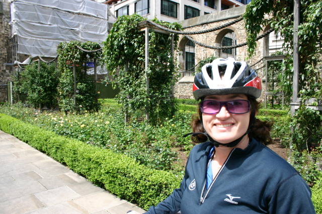 2006/05(May)/London/Day4/640x480_2006-05-28-London-48-bike-tour-Suzi-flower-garden.JPG