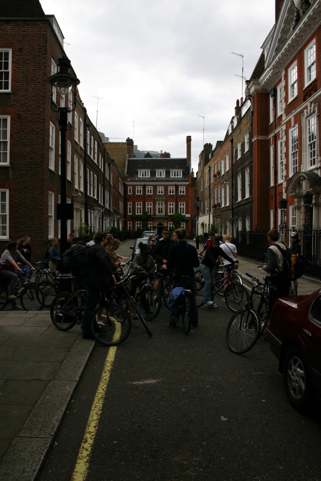 2006/05(May)/London/Day4/640x480_2006-05-28-London-64-bike-tour-Living-Democrats-corner.JPG