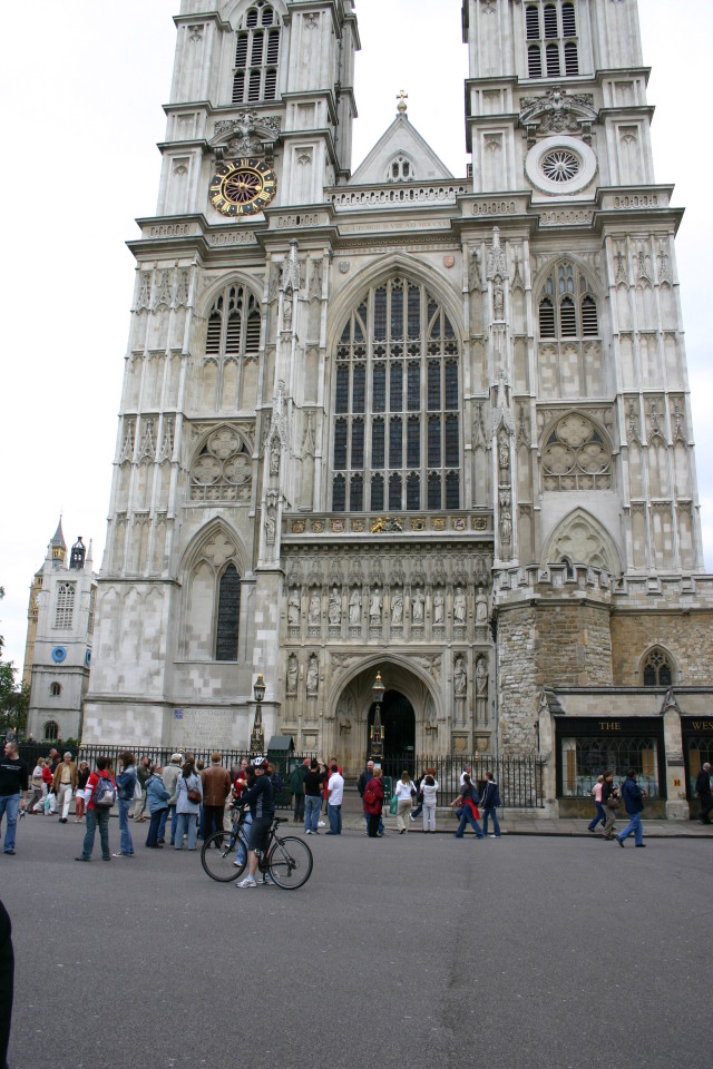 2006-05-28-London-65-bike-tour-Westminster-Abbey-Suzi.JPG