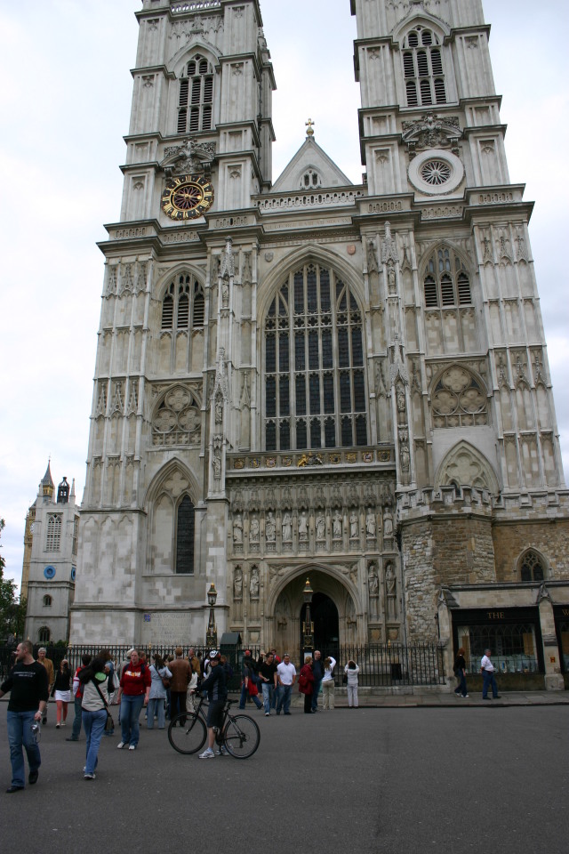 2006/05(May)/London/Day4/640x480_2006-05-28-London-66-bike-tour-Westminster-Abbey-Suzi.JPG