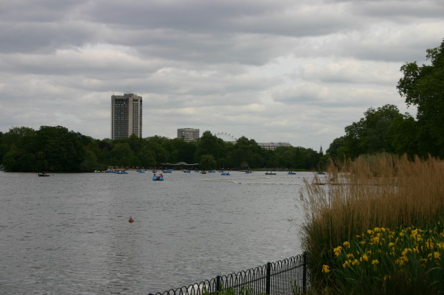 2006-05-28-London-70-bike-tour-Hyde-Park-pond.JPG