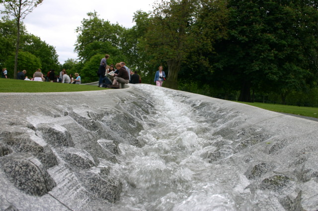 2006/05(May)/London/Day4/640x480_2006-05-28-London-75-bike-tour-Diana-memorial-fountain.JPG