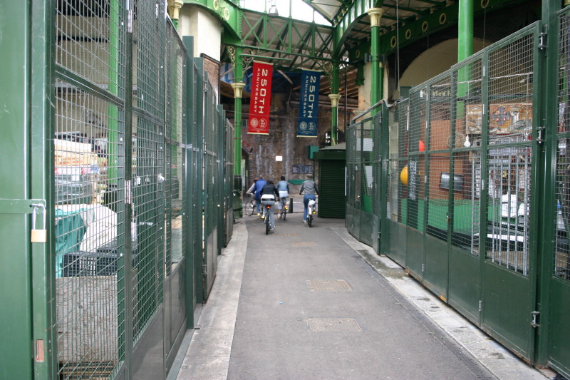 2006-05-28-London-06-bike-tour-Burrough-market.JPG