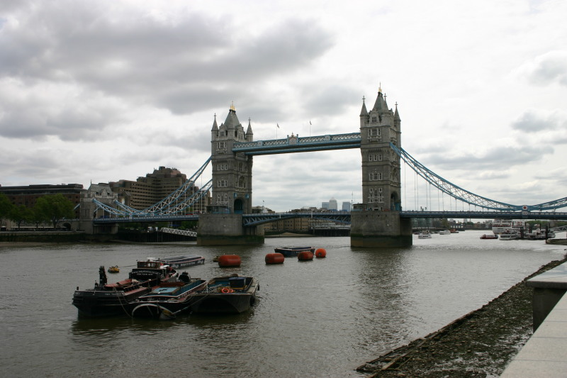 2006-05-28-London-08-bike-tour-London-Bridge.JPG
