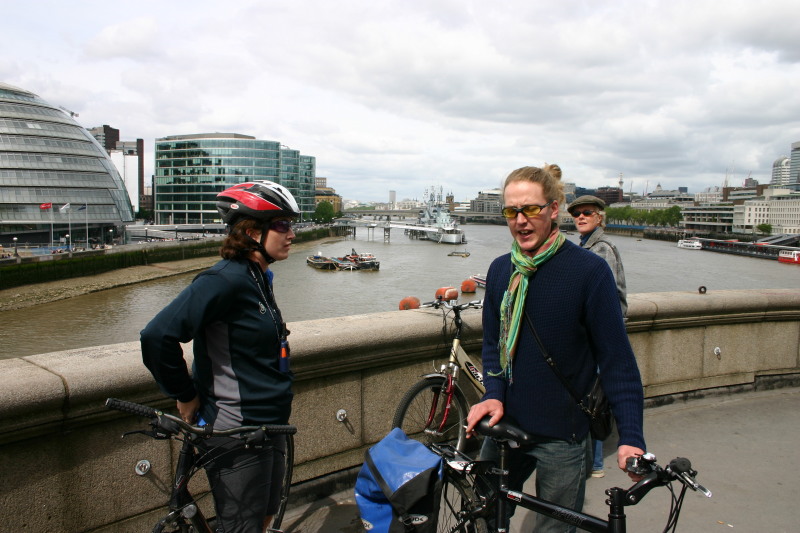 2006-05-28-London-16-bike-tour-Bridge-Suzi-Matthew.JPG