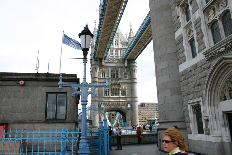 2006-05-28-London-17-bike-tour-Bridge.JPG