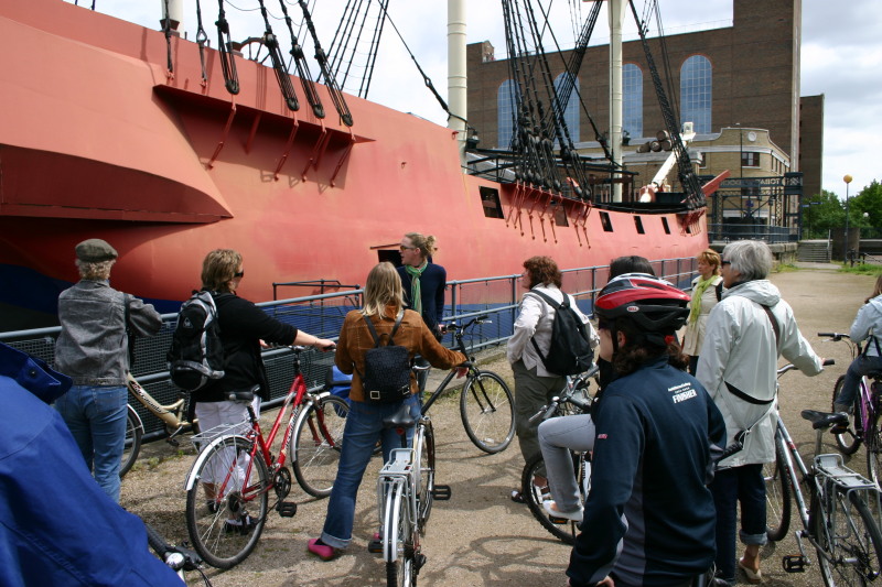 2006-05-28-London-21-bike-tour-Wapping-ghost-town.JPG