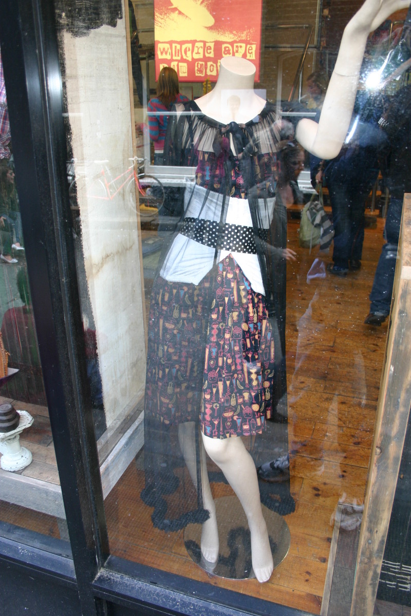 2006-05-28-London-26-bike-tour-dress.JPG