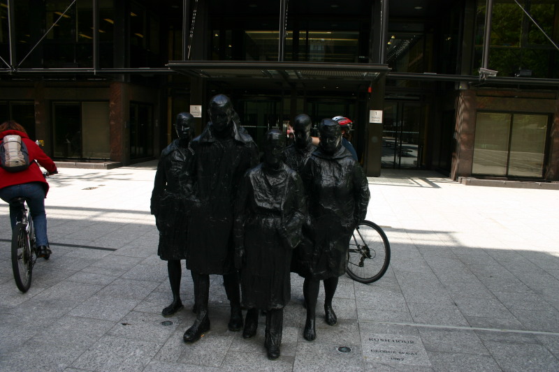 2006-05-28-London-35-bike-tour-Statue.JPG