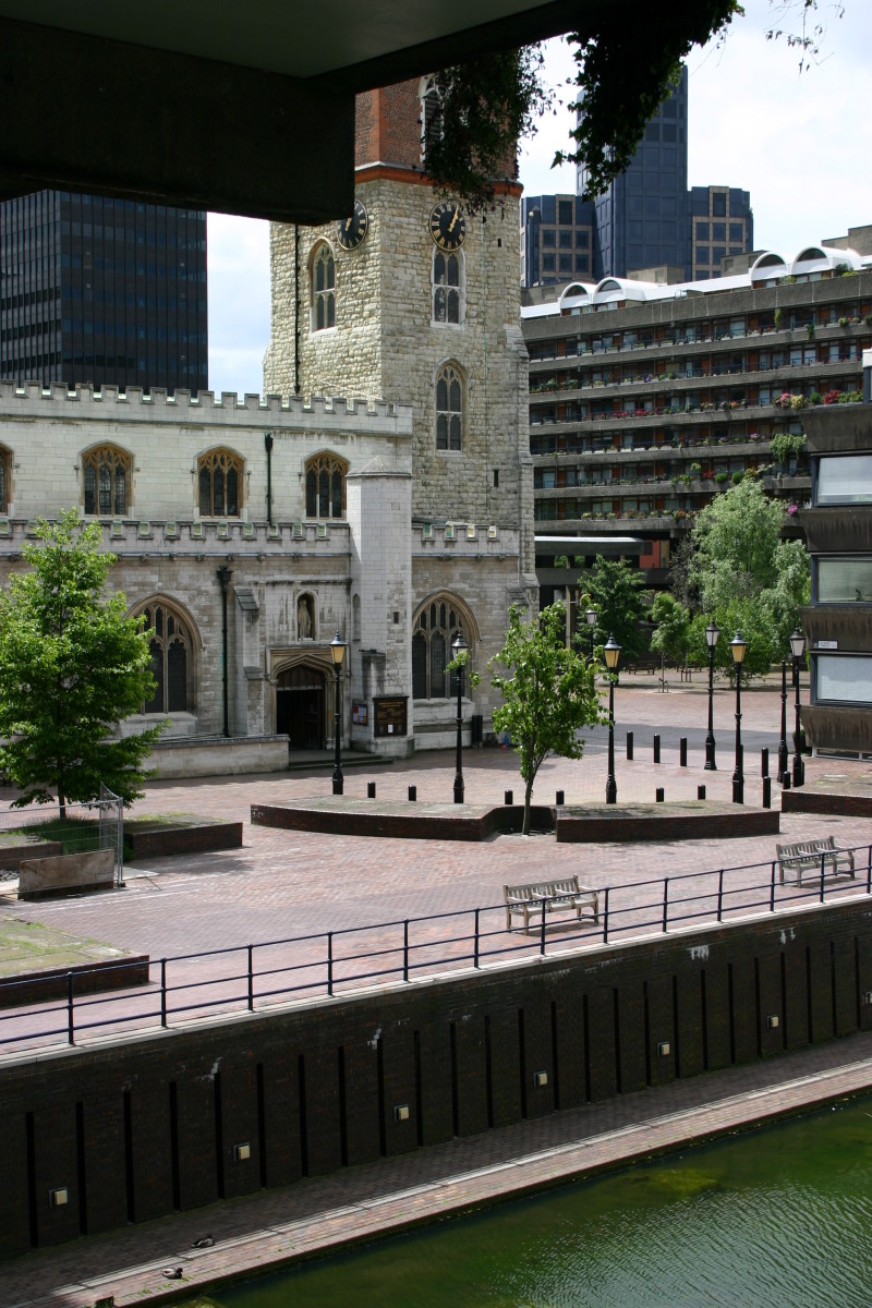 2006-05-28-London-38-bike-tour-old-church.JPG