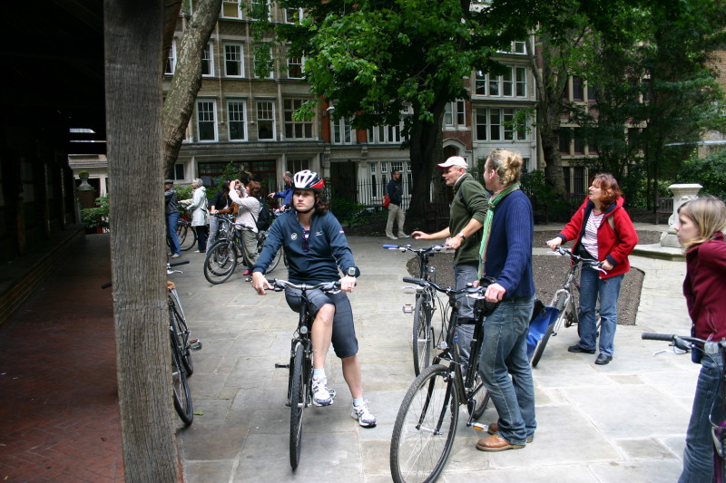 2006-05-28-London-47-bike-tour-from-Movie-Closer-Suzi-Matthew.JPG
