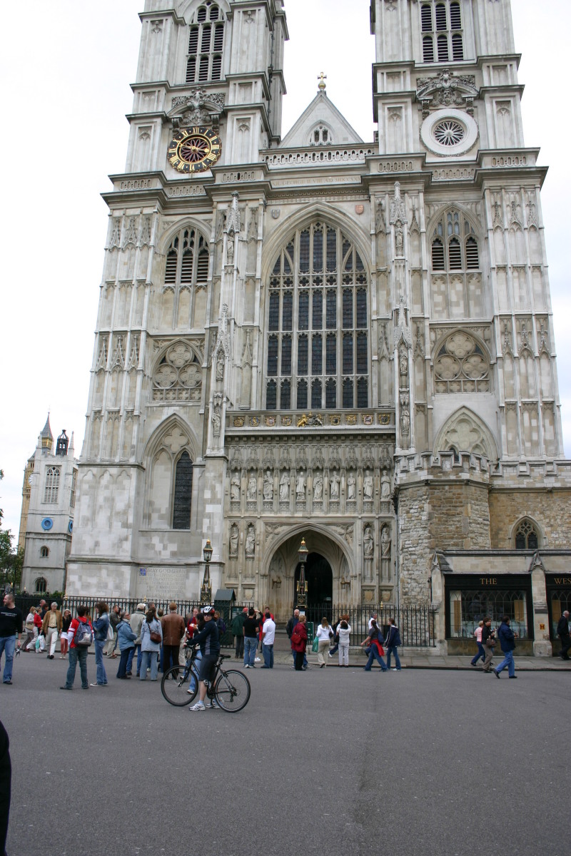 2006-05-28-London-65-bike-tour-Westminster-Abbey-Suzi.JPG