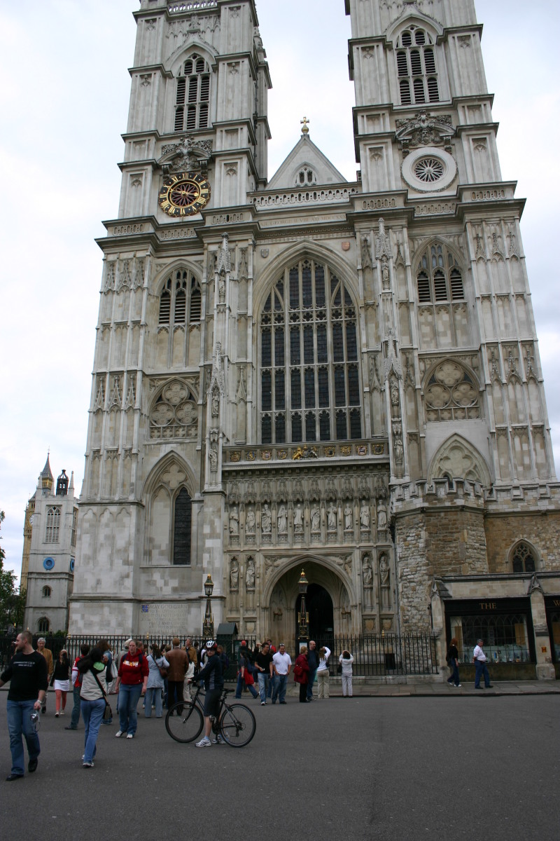 2006-05-28-London-66-bike-tour-Westminster-Abbey-Suzi.JPG