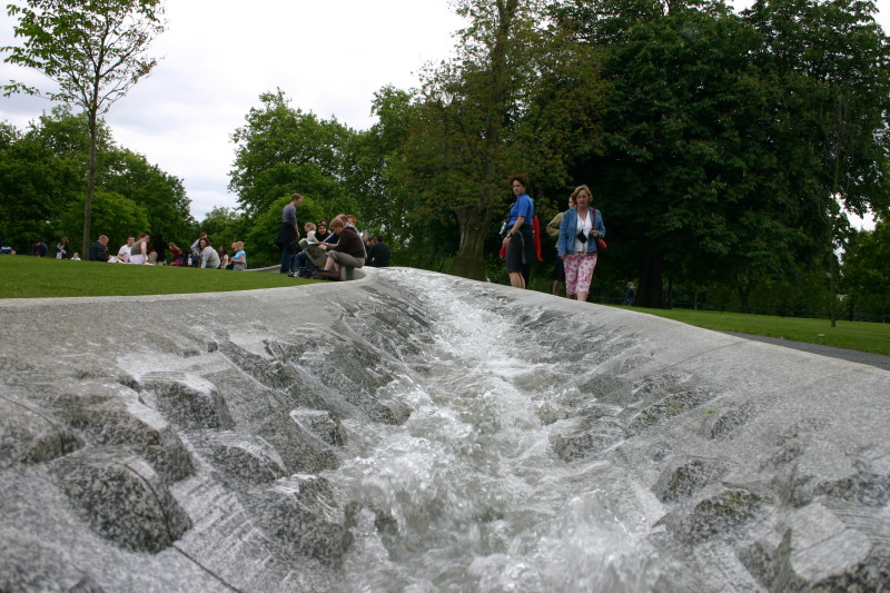 2006-05-28-London-76-bike-tour-Diana-memorial-fountain-Suzi.JPG
