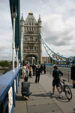 2006-05-28-London-14-bike-tour-Bridge-Suzi.JPG