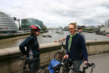 2006-05-28-London-16-bike-tour-Bridge-Suzi-Matthew.JPG