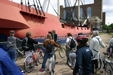 2006-05-28-London-21-bike-tour-Wapping-ghost-town.JPG