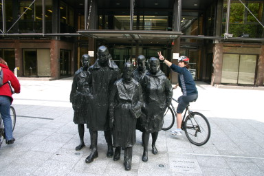 2006-05-28-London-34-bike-tour-Statue.JPG