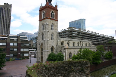 2006-05-28-London-42-bike-tour-ancient-wall-and-Church.JPG