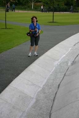 2006-05-28-London-74-bike-tour-Diana-memorial-fountain-Suzi.JPG