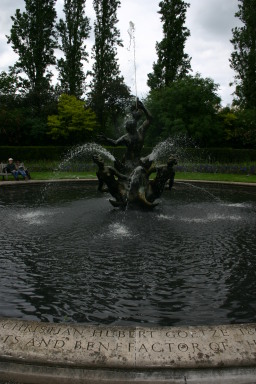 2006-05-28-London-82-bike-tour-Queen-Marys-Gardens-water-fountain.JPG