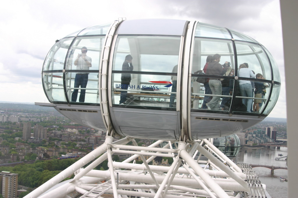 2006/05(May)/London/Day5/1024x768_2006-05-29-London-15-LondonEye-pod.JPG