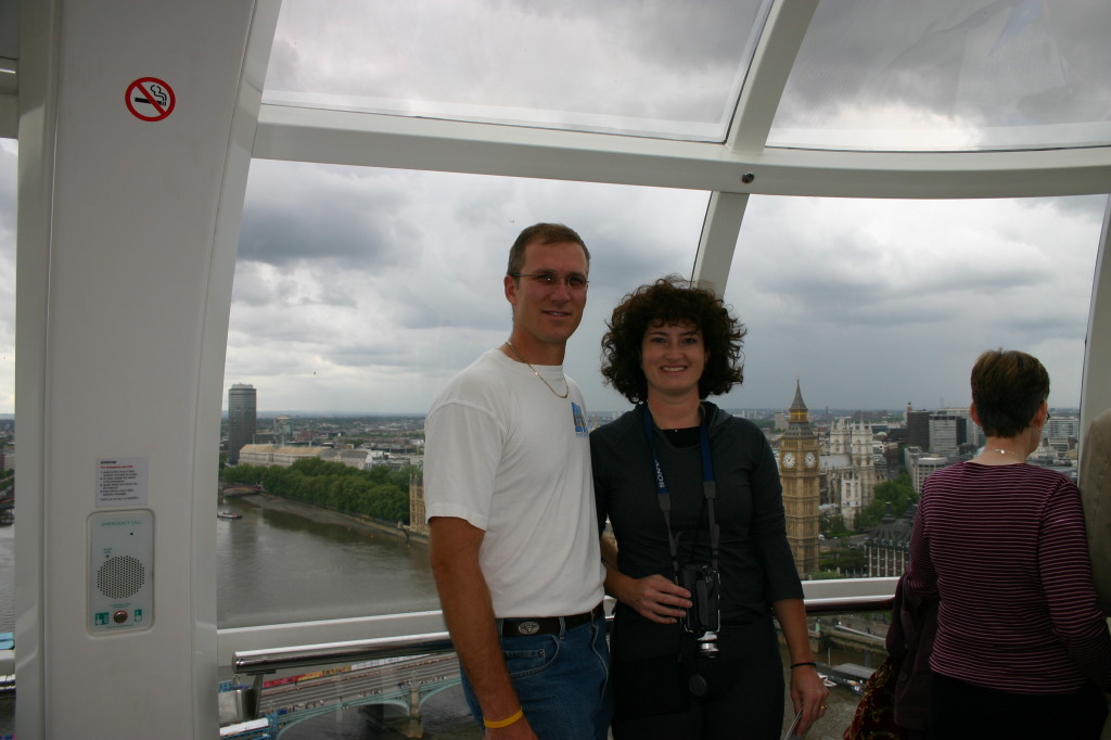 2006/05(May)/London/Day5/1024x768_2006-05-29-London-26-LondonEye-Travis-Suzi-BigBen.JPG