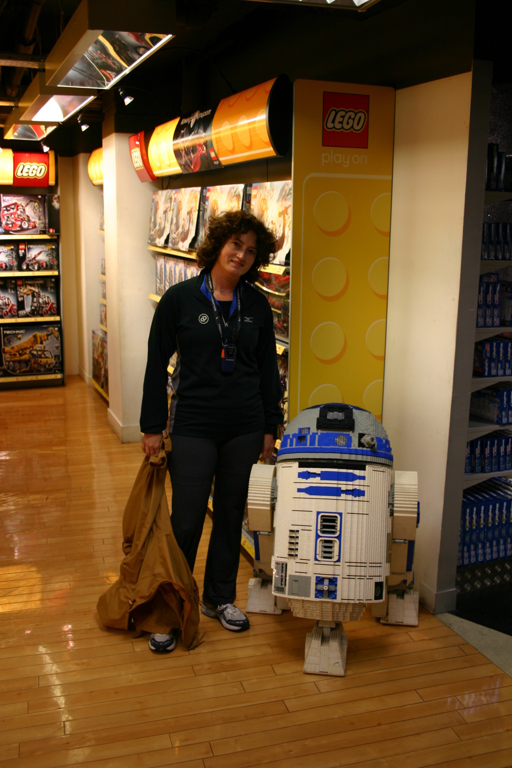 2006/05(May)/London/Day5/1024x768_2006-05-29-London-27-LondonEye-Hamleys-Suzi-R2D3-lego.JPG