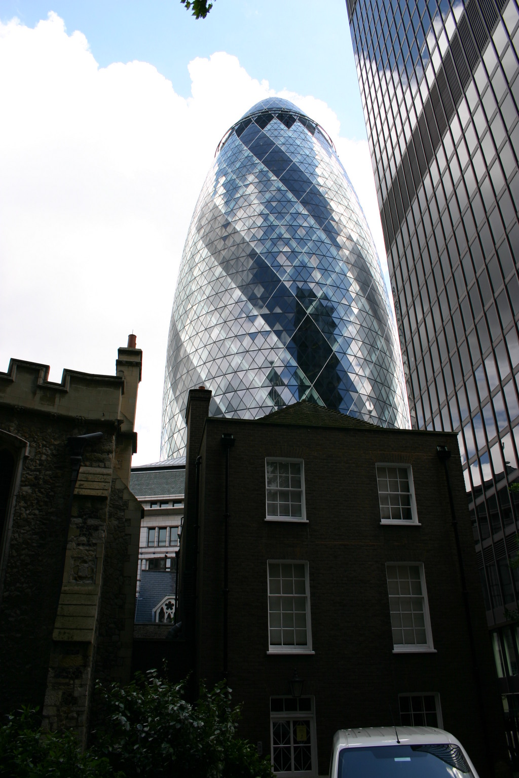 2006/05(May)/London/Day5/1024x768_2006-05-29-London-37-Gurkin.JPG