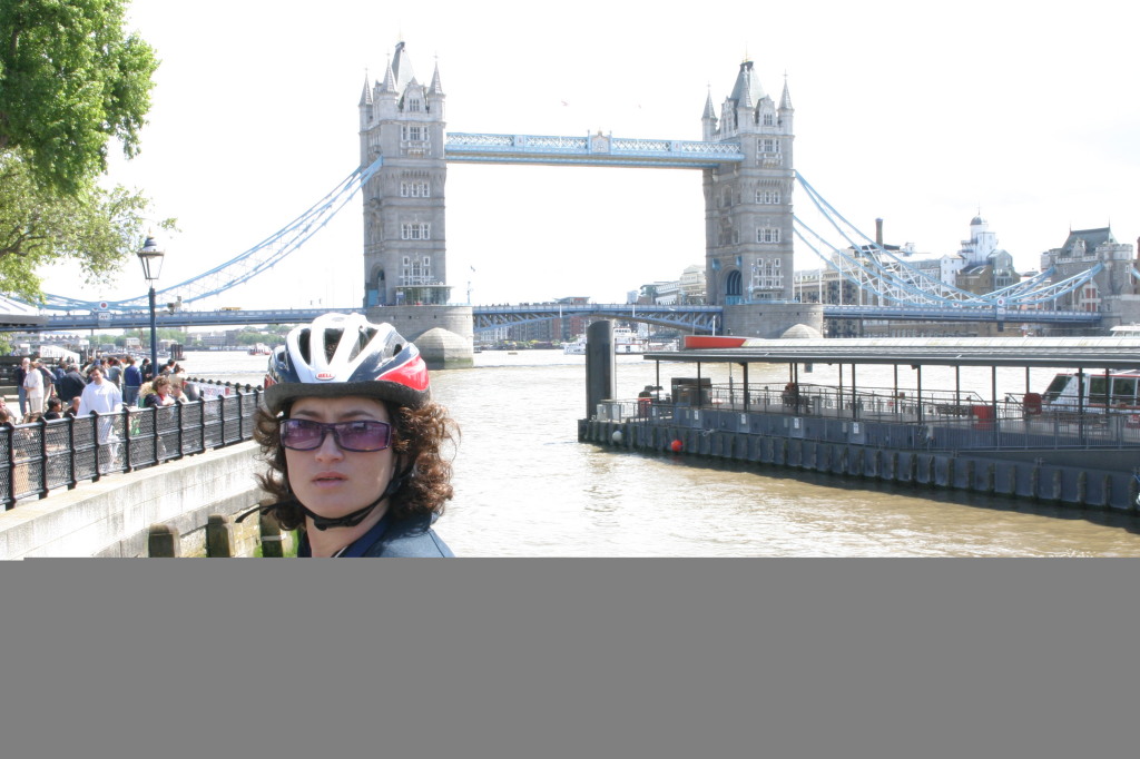 2006/05(May)/London/Day5/1024x768_2006-05-29-London-59-Bridge-Suzi.JPG