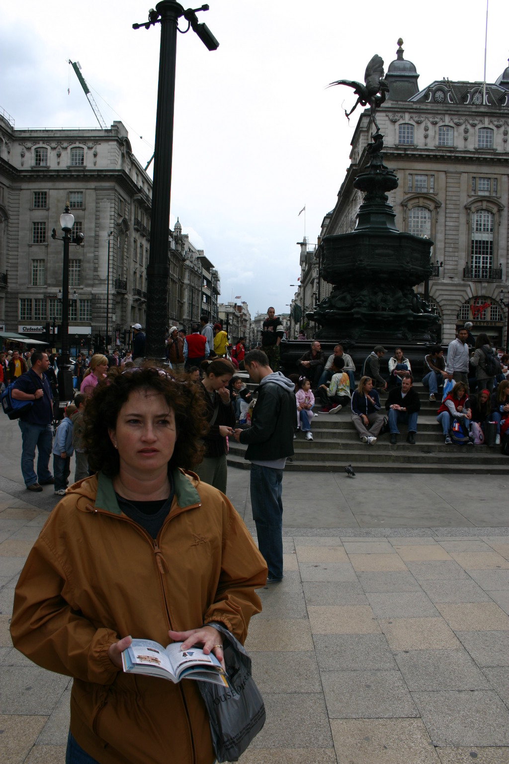 2006/05(May)/London/Day5/1024x768_2006-05-29-London-73-Suzi-Picadilly-Circus.JPG