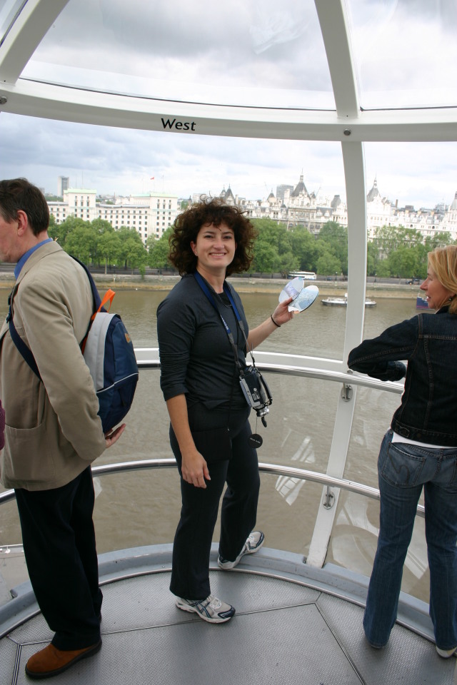 2006/05(May)/London/Day5/2006-05-29-London-01-LondonEye-Suzi.JPG