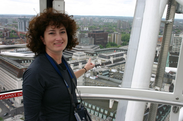 2006/05(May)/London/Day5/640x480_2006-05-29-London-06-LondonEye-Suzi-points-to-flat.JPG