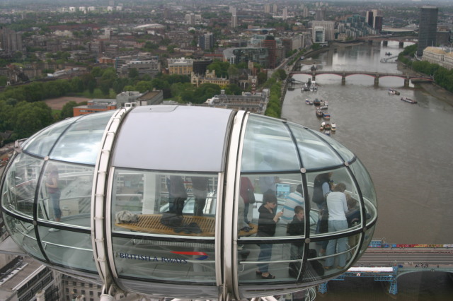 2006-05-29-London-21-LondonEye-pod-River-Thames.JPG