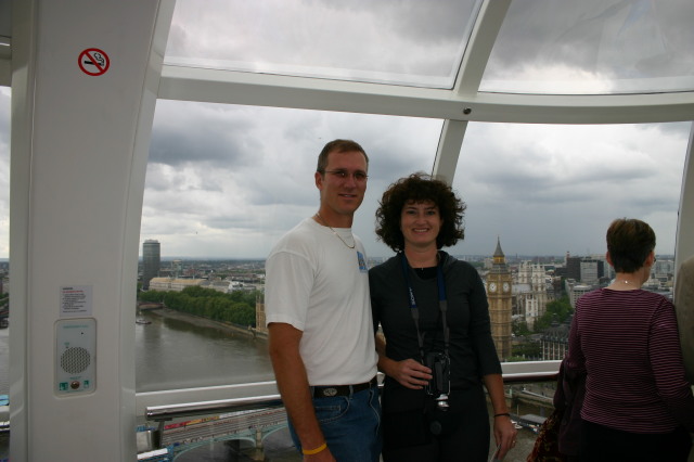 2006/05(May)/London/Day5/640x480_2006-05-29-London-26-LondonEye-Travis-Suzi-BigBen.JPG