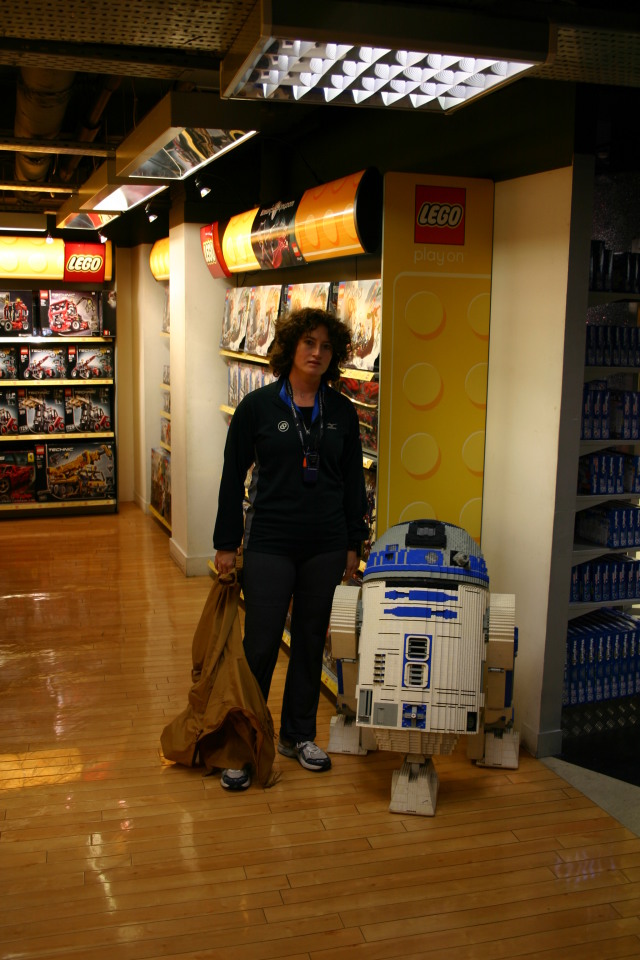 2006/05(May)/London/Day5/640x480_2006-05-29-London-27-LondonEye-Hamleys-Suzi-R2D2-lego.JPG
