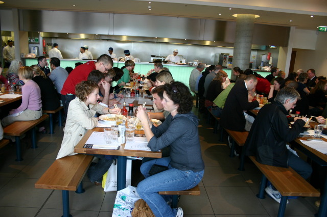 2006/05(May)/London/Day5/640x480_2006-05-29-London-75-Suzi-Wagamama.JPG