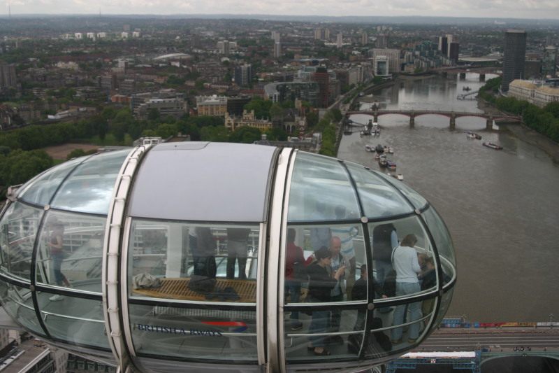 2006/05(May)/London/Day5/800x600_2006-05-29-London-20-LondonEye-pod-River-Thames.JPG