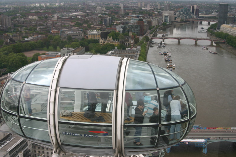 2006/05(May)/London/Day5/800x600_2006-05-29-London-21-LondonEye-pod-River-Thames.JPG