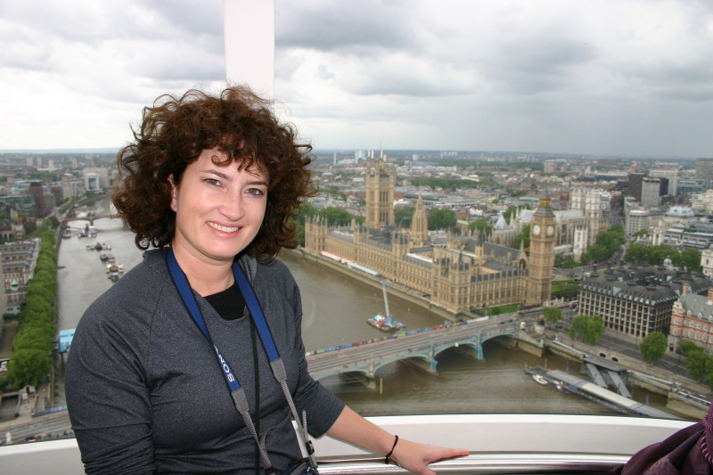 2006/05(May)/London/Day5/800x600_2006-05-29-London-24-LondonEye-Suzi-Parliment-BigBen.JPG
