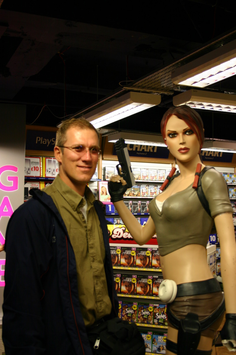 2006/05(May)/London/Day5/800x600_2006-05-29-London-31-LondonEye-Hamleys-Travis-Lara-Croft.JPG