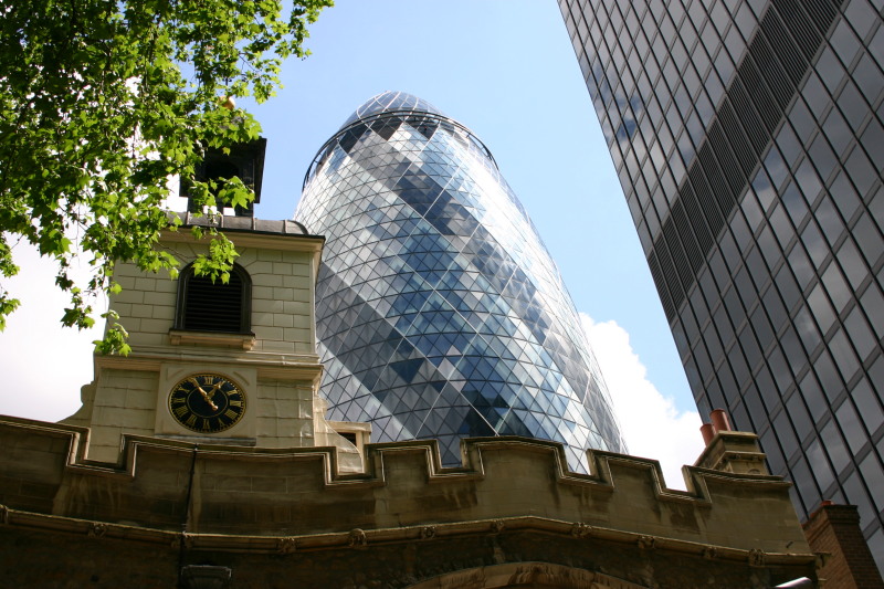 2006-05-29-London-40-St-Helen-BishopGate-church-Gurkin.JPG