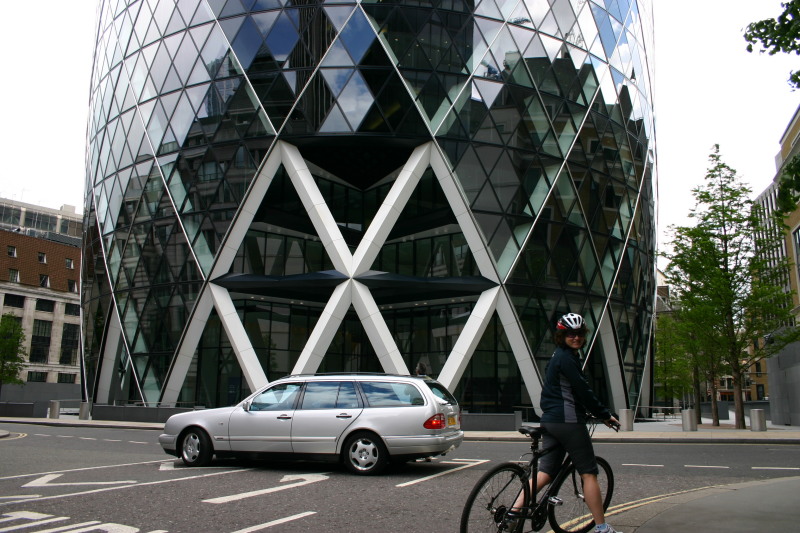 2006/05(May)/London/Day5/800x600_2006-05-29-London-47-Gurkin-Suzi.JPG