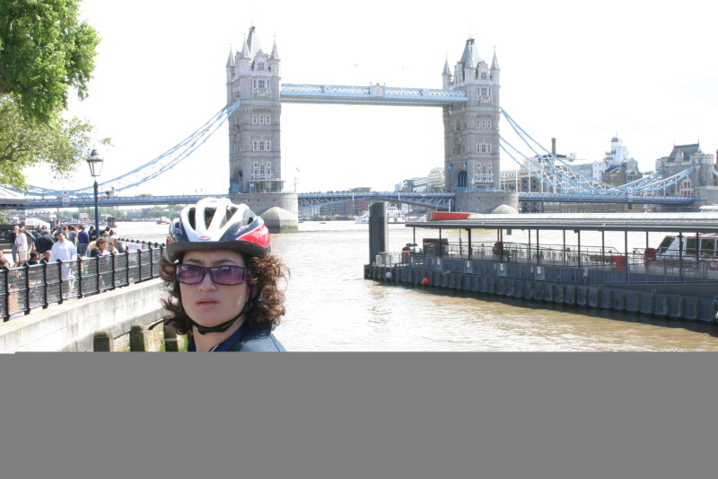 2006/05(May)/London/Day5/800x600_2006-05-29-London-59-Bridge-Suzi.JPG