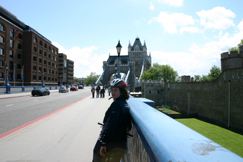 2006/05(May)/London/Day5/800x600_2006-05-29-London-65-Suzi-Bridge-Tower.JPG